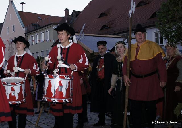 6. Mittelalterliche Markttage zu Aichach 2012 - Begleitet von der Stadtwache: Bürgermeister Klaus Habermann begrüßte als Pfalzgraf die Besucher