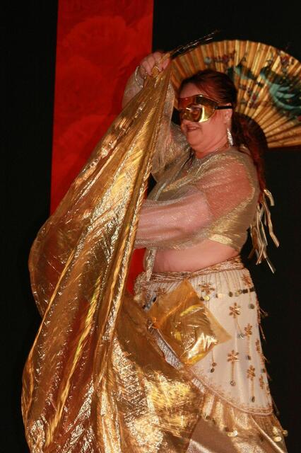 Sira Miraja tanzt nach der Musik aus "Krieg der Sterne"