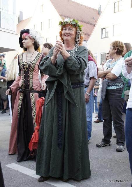 6. Mittelalterliche Markttage zu Aichach vom 7. bis 9. September 2012 - Viele Besucher hatten ihre Garderobe  der festlichen Umgebung angepasst