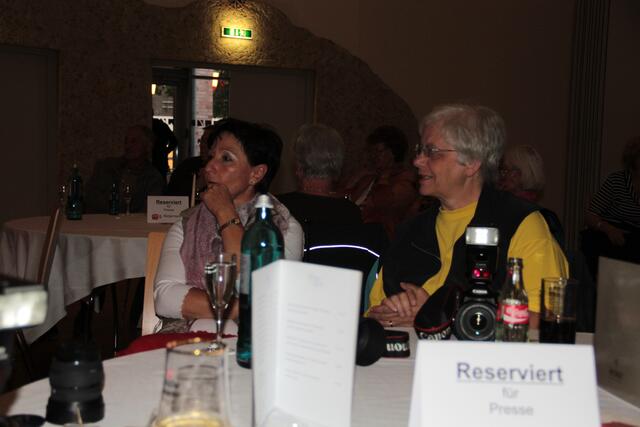 Beate und Gertraude am reservierten Tisch für myheimat!