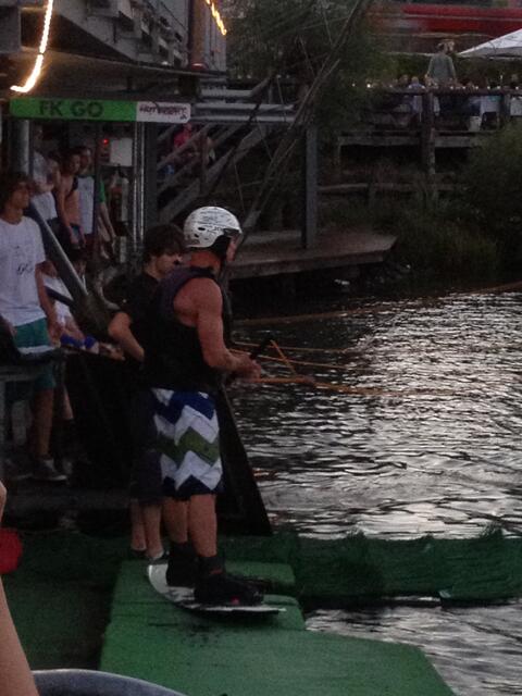 Er kann natürlich auch Wakeboard fahren! :-)