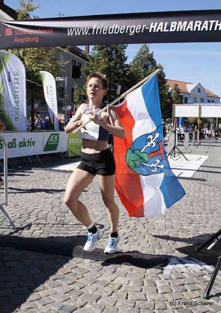 10. Friedberger Halbmarathon 2012 - Petra Stöckmann von der TG Viktoria Augsburg gewann bei den Frauen mit 1:28:30,8