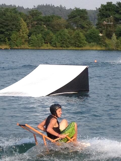 Andere fahren auch gerne mal mit einem,auf ein Wakeboard gebundenen,Sonnenstuhl über den See!