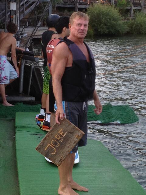 Mein Vater ist bisher der einzige,der es beherrscht auf einem so kleinen Brettchen über den See zu surfen!
