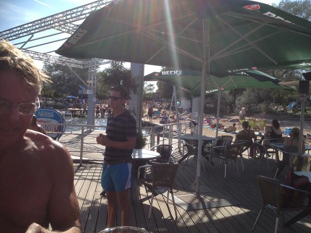 Der Bereich vor der Bar am Wasser!