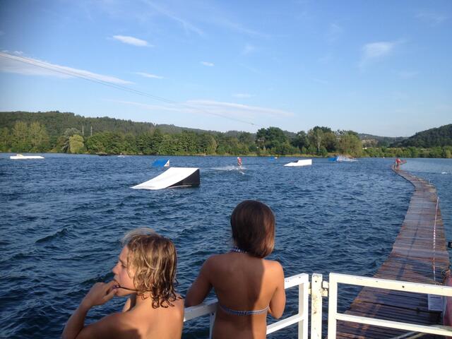 Kinder gucken gespannt den Wassersportlern zu!