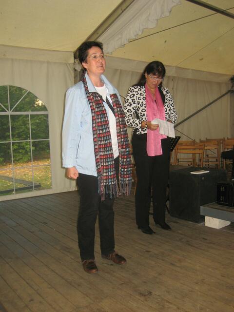 Die Moderatorin (links) und die Lehrerin der Gruppe