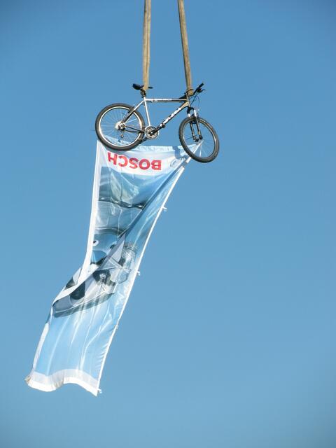 Dieses Fahrrad hängt in Bellnhausen im wahrsten Sinne des Wortes in der Luft :)