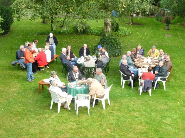 Bei Fam. Kleinholz im Garten zum Kaffee trinken.