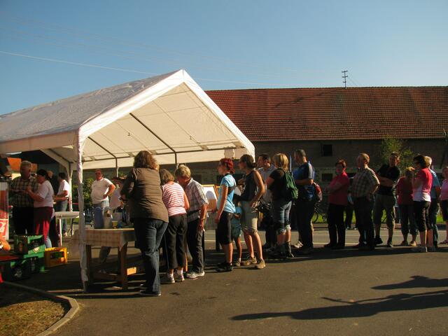 Lange Warteschlange in Fronhausen-Erbenhausen bei den leckeren Waffeln