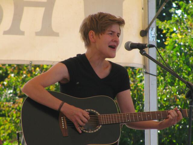 Klasse Sängerin im Kreisel Heskem