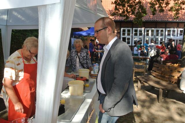 Brot mit Schmalz und Kräuterbutter sowie Waffeln werden vom DRK gereicht!