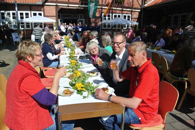 Mit Federweißer stoßen wir auf einen gelungenen Besuch an und genießen den Zwiebelkuchen!