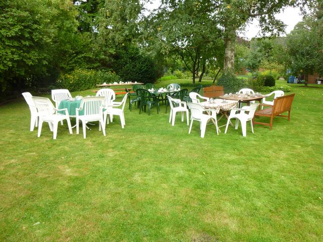 bei Kleinholz im Garten ist die Kaffeetafel gedeckt