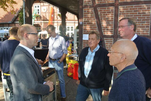 Rote Krakauer und nicht zu schwarze Bratwürste gibt es am Stand der örtlichen CDU! Im Gespräch mit Burkhardt Denecke!