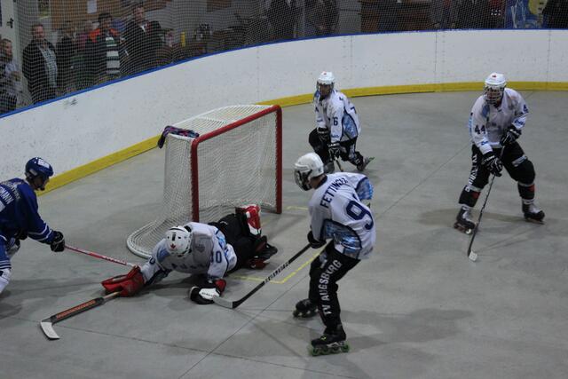 Patrick Schenk begräbt den Ball unter sich | Foto: Michael Stauner
