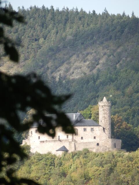 Die Burg von der anderen Seite des Tales gesehen