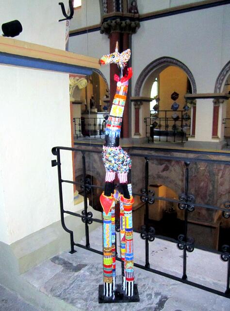 Susanne Stubner - Peppina, die Kurze diverse Glas- und Mosaiksorten 160 cm x 30 cm