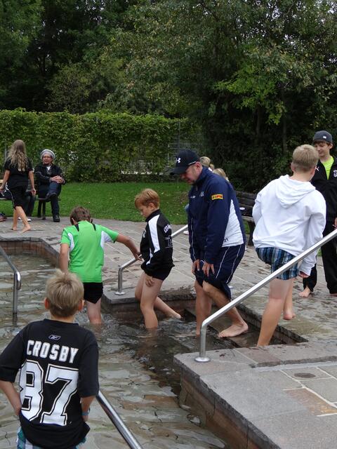 Die Kleinschüler beim Kneipen und am Barfußparkour