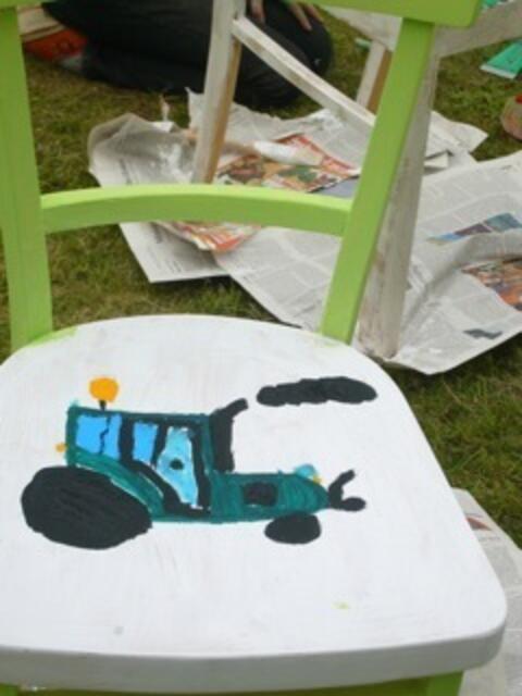 Die Sitzfläche ist ein Kunstwerk: der Traktor dampft los ! | Foto: Janina Grauert