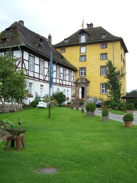 Die Tonenburg liegt in Sichtachse zum Schloss Corvey.
