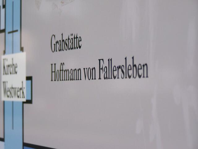 Auf dem angrenzenden Friedhof befindet sich das Grab des Dichters der Deutschen Nationalhymne, Hoffmann von Fallersleben.