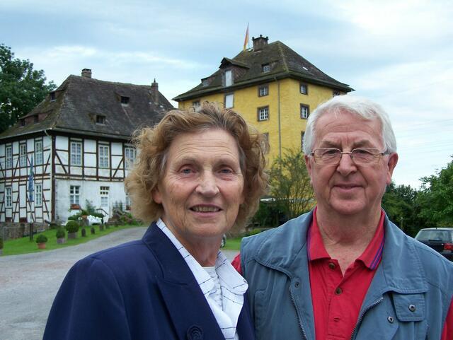Paula und Norbert Pirone setzen sich mit für den Weltkulturerbe-Antrag ein und erklären die Bedeutung der Tonenburg. Foto: S. Schumacher