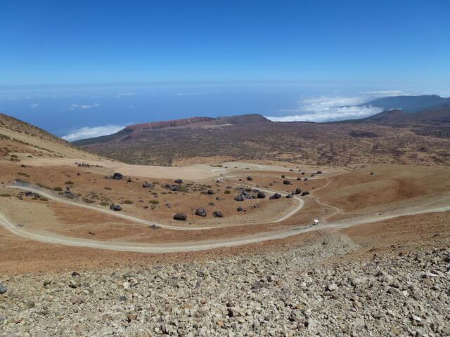 Ablagerungsgebiet von bis zu zwei Meter hohen Vulkanbomben; hinten sieht man die vom Meer aufsteigenden Passatwolken