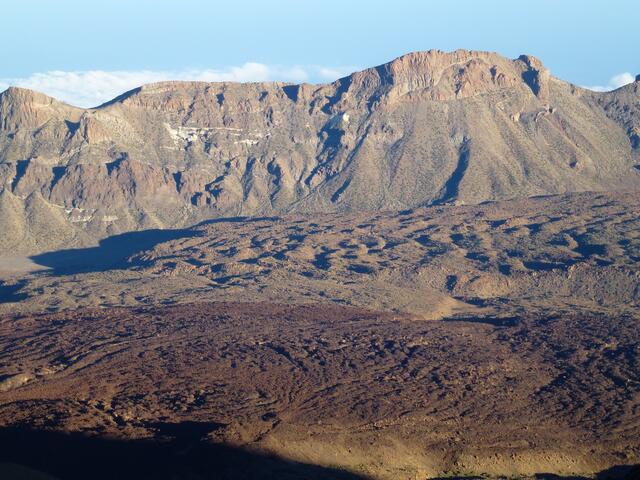 Las Canadas del Teide; Lavamassen und hinten die alte, äußere Caldera