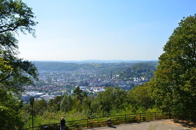 Der Blick auf die Stadt und weit in das Land