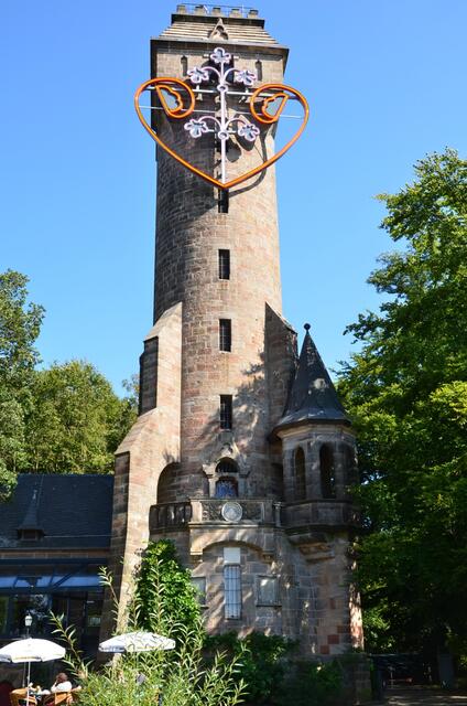 Wie ein erhobener Zeigefinger steht der Kaiser-Wilhem-Turm mit dem Elisabeth-Herz über der Stadt
