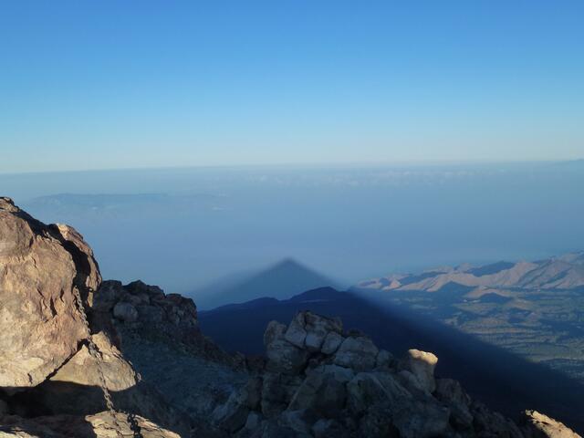 Die Kegelform des Berges bildet sich im Schatten ab