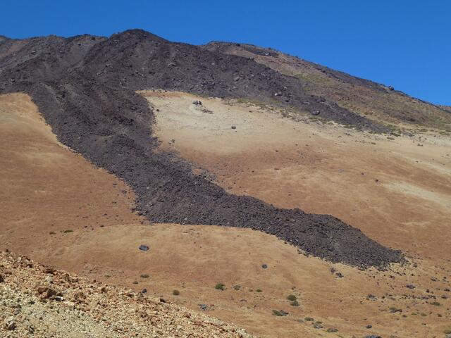 Dunkler, relativ junger Lavastrom