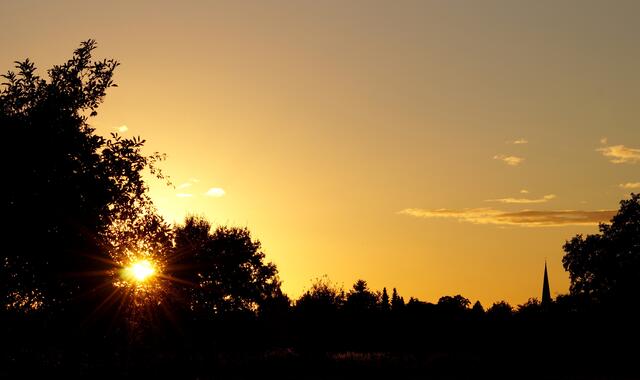 Ein wundervoller Herbsttag verabschiedet sich in der Feldmark mit Blick auf Großburgwedel.