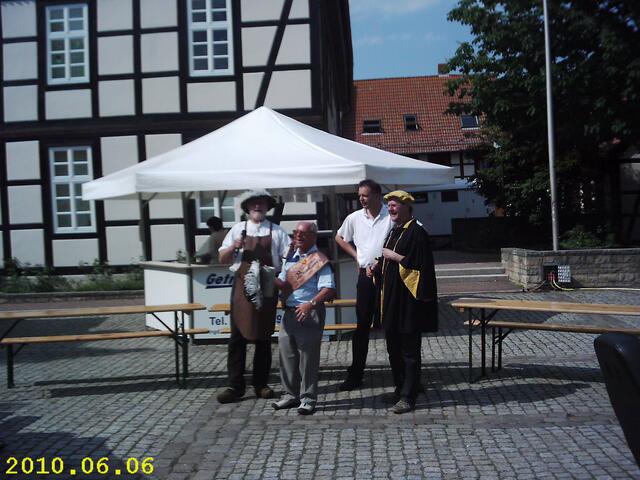 Ein Fest am 06.06.10 zum Gedenken an den Gronauer Cord Broyhan. Gewählt wurde als Gewinner der Neuzeit-Bierprobe der Bürger Friedhelm Kauertz. Als Belohnung für ihn gab es einen einjahres Biervorrat vom Veranstalter Getränkeservice Abbo Poppinga
31028  Gronau (Leine) , Steintorstr. 24 , 05182 948709. Den Broyhan spielte der Gaukler http://www.spielmann-giacomo.de/kontakt.html, Prost! Der Bürgermeister (in gelber Kappe) war mit dabei.