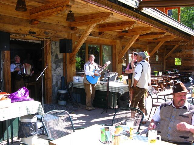 Vor der Hütte spielte die Musik auf.