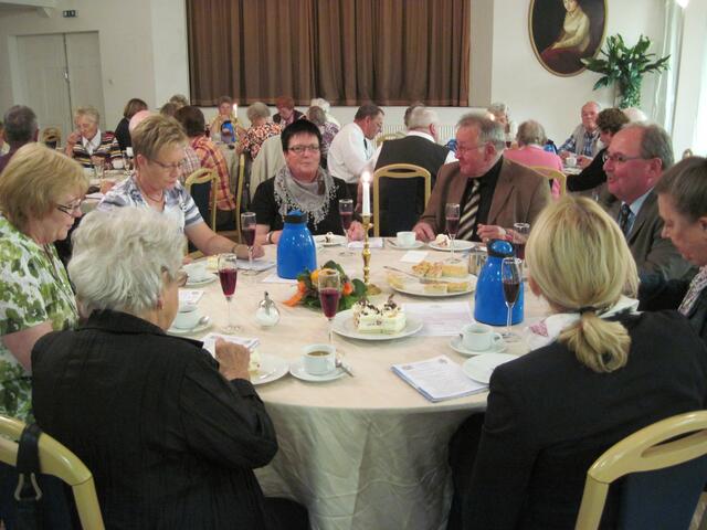 Vorstand und Ehrengäste an der Kaffeetafel