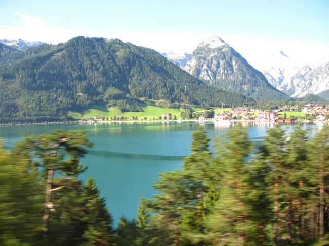 Der Achensee mit gegenüberliegenden Ortschaft Pertisau