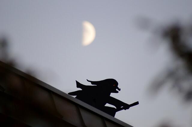 Im Mondschein - bei Halbmond und auch bei Vollmond - reitet diese Hexe auf ihrem Besen - nicht nur im Herbst - über Burgwedels Dächer.