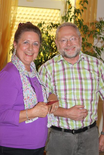 Wolfgang Lange vom MGV überreichte der 1. Vorsitzenden ein flaches Geschenk.