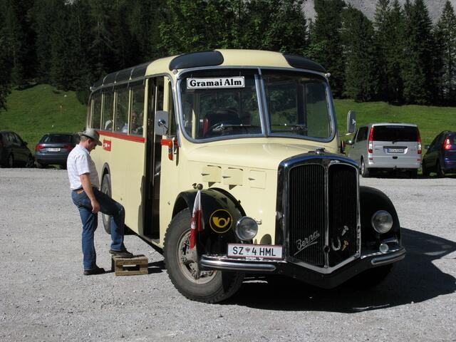 Die schlecht zu Fuß waren, wurden mit dem Bus befördert.