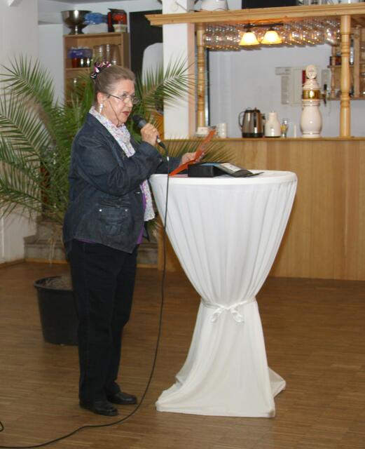 Die erste Vorsitzende Brunhild Osterwald begrüßt die Gäste.
