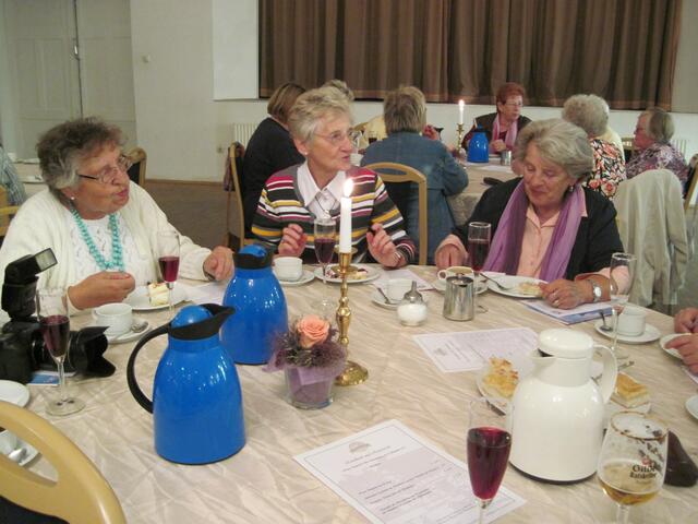 An der festlichen Kaffeetafel