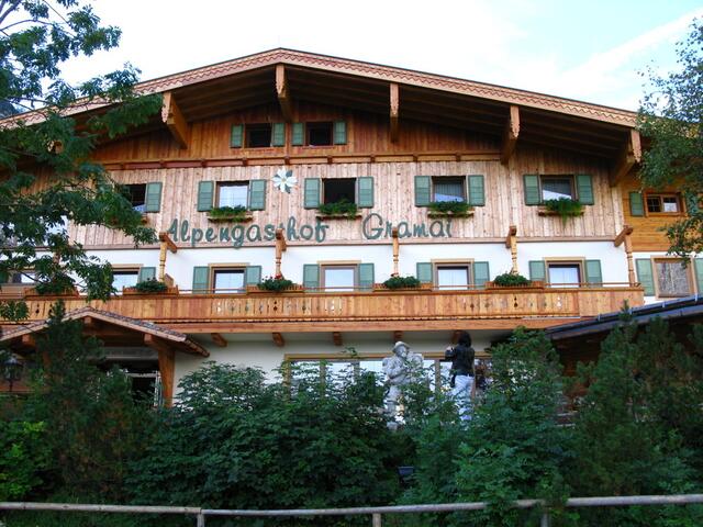 Herrlich ausgestatteter Almgasthof mit sehr gutem Essen, sehr zu empfehlen.
