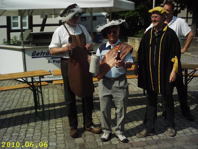 Ein Fest am 06.06.10 zum Gedenken an den Gronauer Cord Broyhan. Gewählt wurde als Gewinner der Neuzeit-Bierprobe der Bürger Friedhelm Kauertz. Als Belohnung für ihn gab es einen einjahres Biervorrat vom Veranstalter Getränkeservice Abbo Poppinga
31028  Gronau (Leine) , Steintorstr. 24 , 05182 948709. Den Broyhan spielte der Gaukler http://www.spielmann-giacomo.de/kontakt.html, Prost! Der Bürgermeister (in gelber Kappe) war mit dabei.