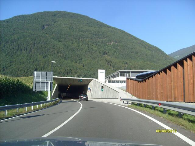 Beispiel aus Südtirol: Brixen - da kein Platz, so baut man halt einen Tunnel o.  kann damit ein Naturschutzgebiet (Rödel, BLK) unterqueren