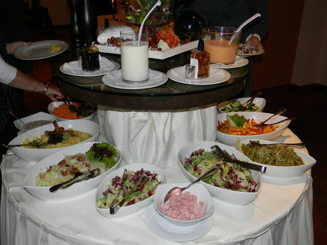 Der Salattisch mit verschiedenen und leckeren Salaten.
