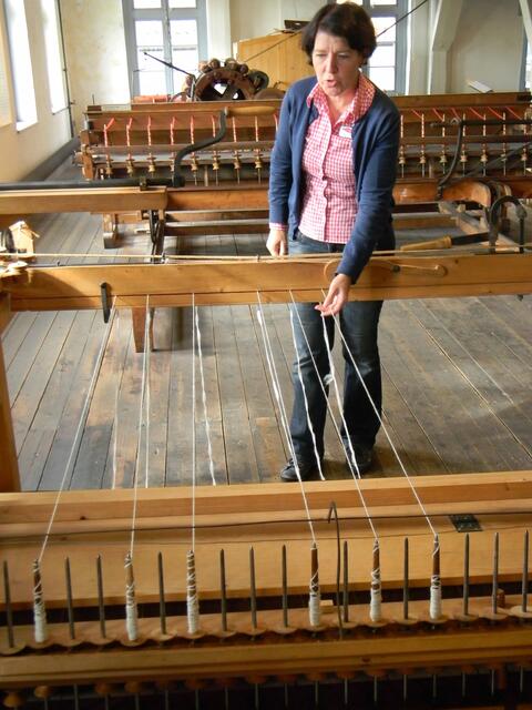 Hier wurde vorgeführt, wie die Fäden immer dünner wurden.