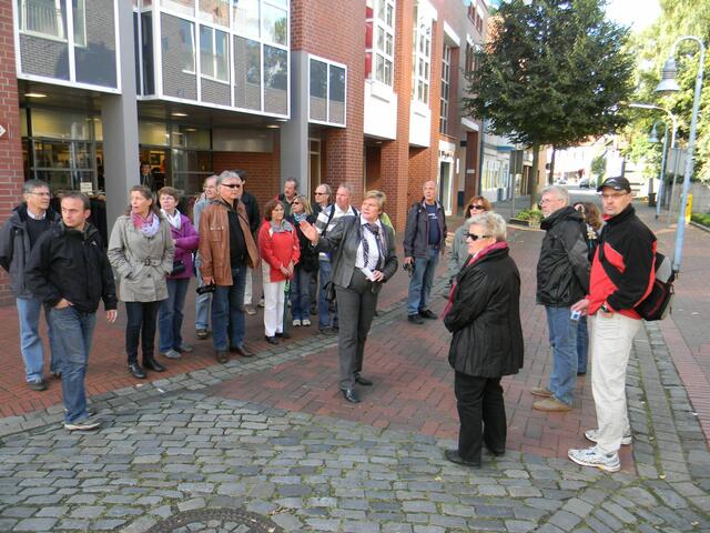 Durch diese Straße ging noch vor einigen JAhren der Autoverkehr durch; nun ist es eine schöne Fußgängerzone. Vielleicht ein "Vorbild" für Burgdorf.