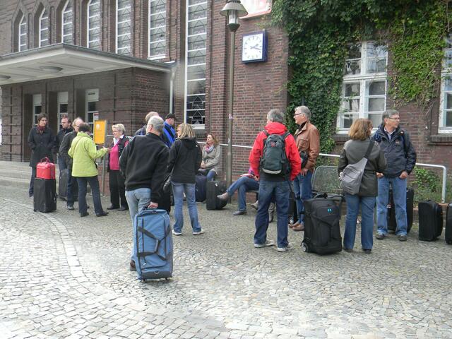 Die Führung im Tuchmachermuseum war vorbei, in der Stadt wurde noch was getrunken und am Bahnhof kamen die Koffer rechtzeitig an.